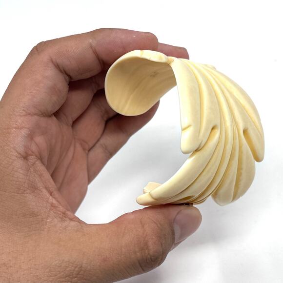 Gucci Leaf Cuff Bracelet - Picture 7 of 16